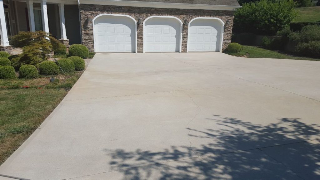 A huge driveway and 3 car garage pressure washed to perfection.